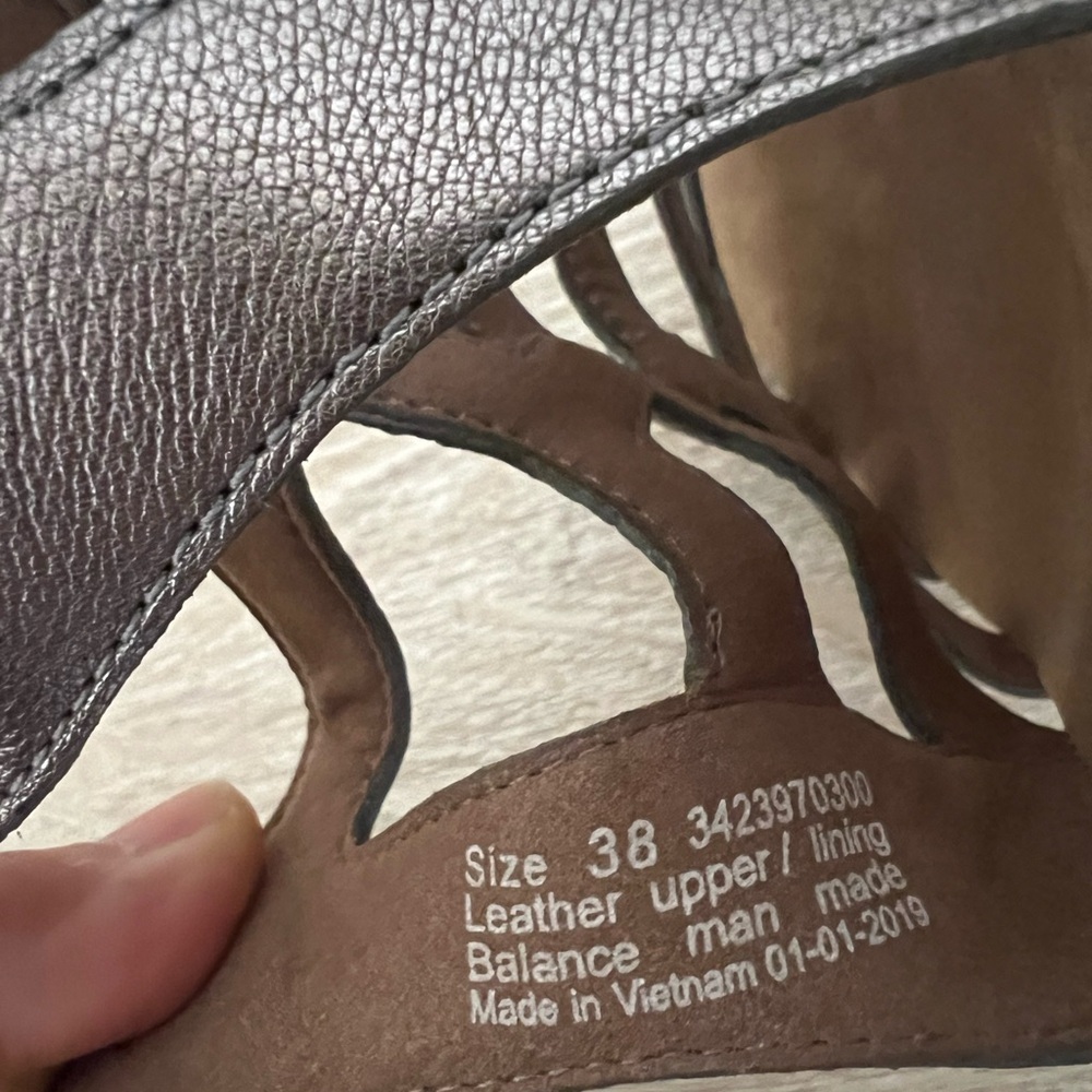 ✅DANSKO ,leather ,Pewter Metallic color Sandel shoes with adjustable strap - Picture 7 of 11